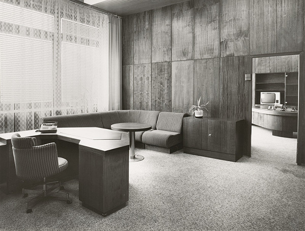 Rajmund Müller – Telekomunikačná budova ZS a TU v Žiline. Interiér, detail recepcie so sedením. 