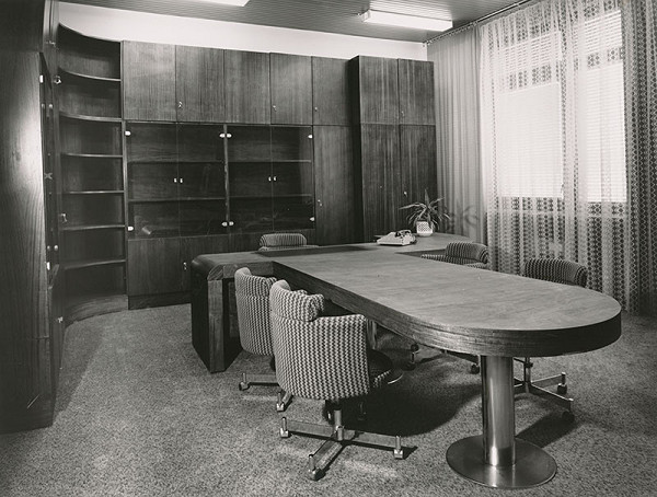 Rajmund Müller – Telekomunikačná budova ZS a TU v Žiline. Interiér, detail zasadacej miestnosti. 