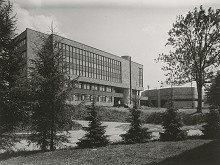 Viera Mecková, Rajmund Müller – Budova Okresného výboru KSS v Žiline. Diaľkový pohľad. 