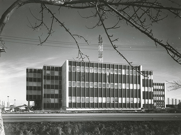 Rajmund Müller – Telekomunikačná budova v Poprade. Celkový pohľad.