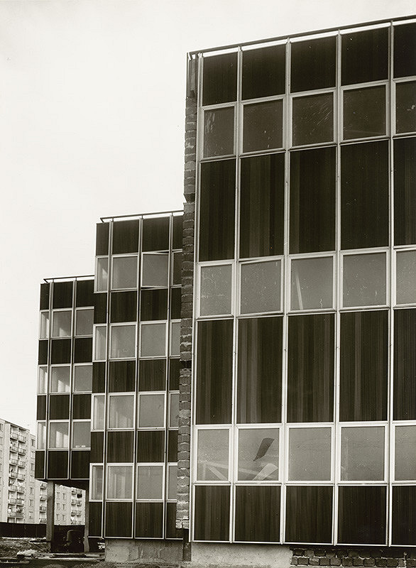 Rajmund Müller – Telekomunikačná budova v Poprade. Detail fasády. 