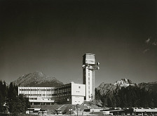 Oľga Ondreičková, Rajmund Müller – Budova Spojov na Štrbskom Plese. Celkový pohľad. 