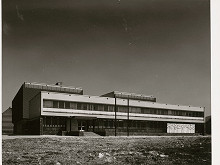 Oľga Ondreičková, Rajmund Müller – Pošta a budova spojov v Dubnici nad Váhom. Celkový pohľad 