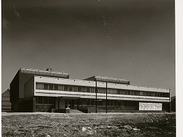 Oľga Ondreičková, Rajmund Müller – Pošta a budova spojov v Dubnici nad Váhom. Celkový pohľad 