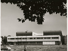 Oľga Ondreičková, Rajmund Müller – Pošta a budova spojov v Dubnici nad Váhom. Celkový pohľad 