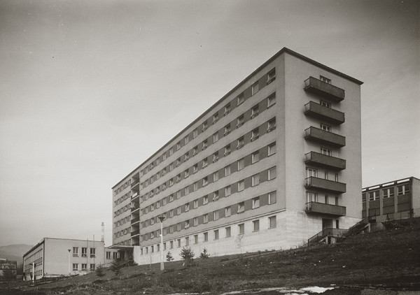 Rajmund Müller – Považské celulózky a papierne, n.p. v Ružomberku. Obytná budova. Celkový pohľad.