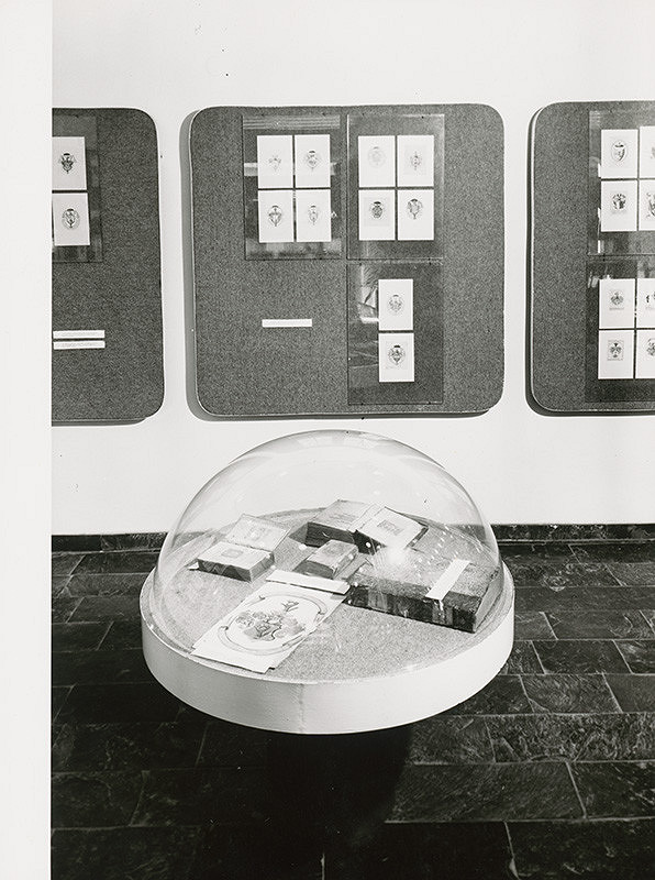 Rajmund Müller – Kníhkupectvo Tatran v Bratislave. Pultík s knihami. 