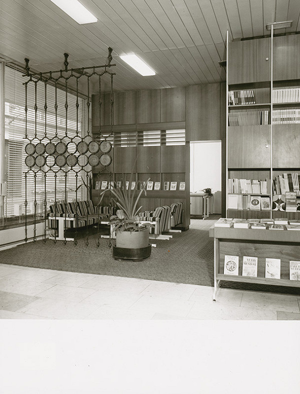 Ivan Slameň, Cyril Rovňák, Oliver Šabík, Jozef Červeň, Rajmund Müller – Zväz slovenských spisovateľov v Bratislave. Interiér, pohľad na sedenie. 