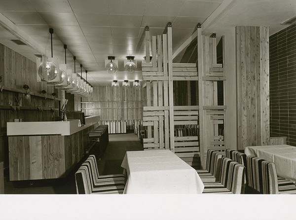 Ivan Slameň, Cyril Rovňák, Oliver Šabík, Jozef Červeň, Rajmund Müller – Zväz slovenských spisovateľov v Bratislave. Interiér, bar. 