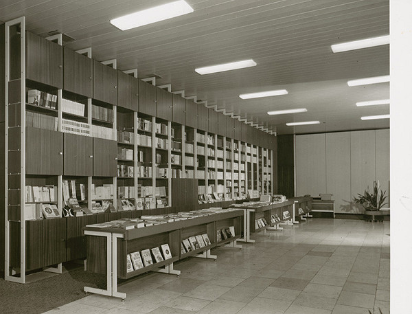 Ivan Slameň, Cyril Rovňák, Oliver Šabík, Jozef Červeň, Rajmund Müller – Zväz slovenských spisovateľov v Bratislave. Predajňa kníh 