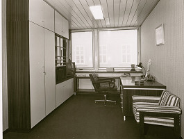 Ivan Slameň, Cyril Rovňák, Oliver Šabík, Jozef Červeň, Rajmund Müller – Zväz slovenských spisovateľov v Bratislave. Kancelária.  