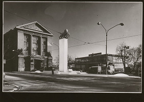 Ivan Salay, Bohumil Kafka, Rajmund Müller – Pamätník pred budovou SNM v Bratislave. Celkový pohľad s kolážou sochy leva.  
