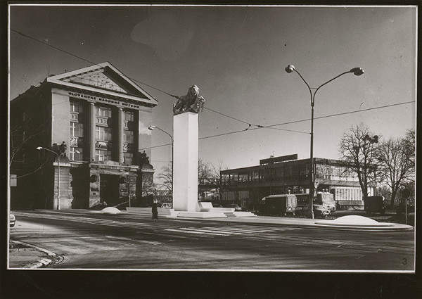 Ivan Salay, Bohumil Kafka, Rajmund Müller – Pamätník pred budovou SNM v Bratislave. Celkový pohľad s kolážou sochy leva.