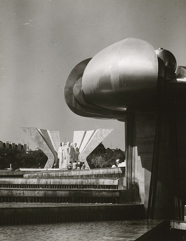 Virgil Droppa, Juraj Hlavica, Tibor Bártfay, Karol Lacko, Juraj Hovorka, Rajmund Müller – Námestie slobody v Bratislave. Pohľad na pamätník od fontány. 