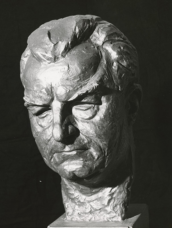 Rajmund Müller – Námestie slobody v Bratislave. Busta hlavy Klementa Gotwalda zo súťaže. 