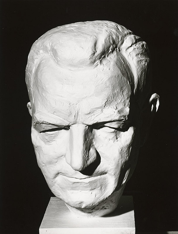 Rajmund Müller – Námestie slobody v Bratislave. Busta hlavy Klementa Gotwalda zo súťaže. 