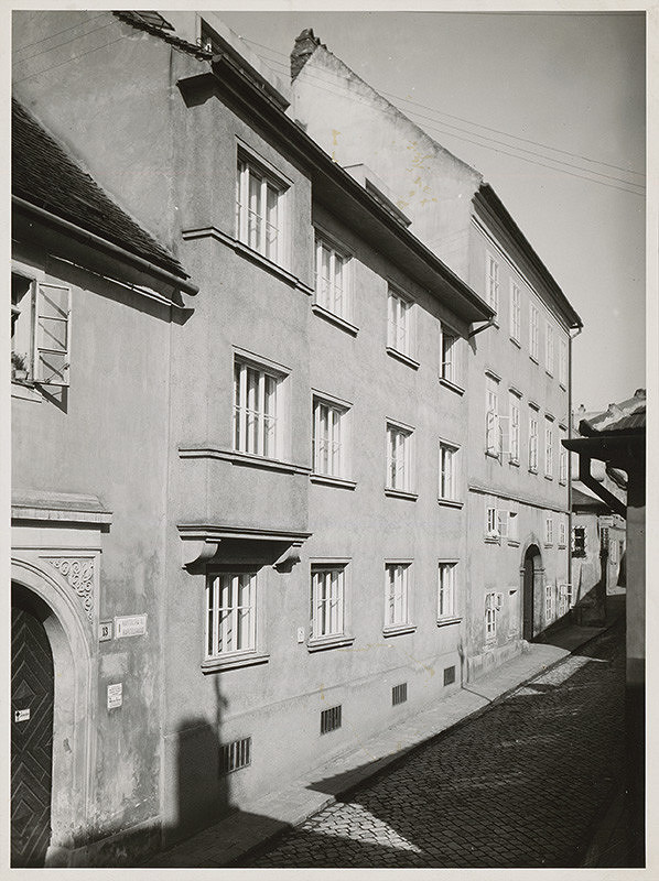 Andrej Szőnyi – Fotografie realizovaných stavieb. Vlastný dom na Kapitulskej ulici č. 13 v Bratislave. Uličný pohľad. 