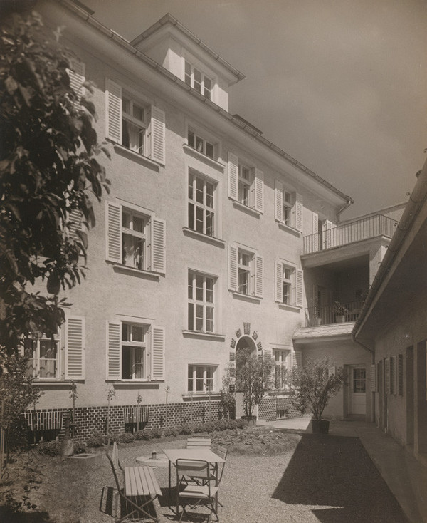 Andrej Szőnyi, Franz Wimmer – Fotografie realizovaných stavieb. Dom "Koss" v Piešťanoch. Dvorný pohľad