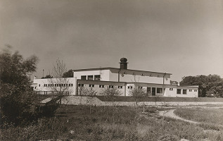 Andrej Szőnyi, Franz Wimmer, Václav Kolátor – Fotografie realizovaných stavieb. Kúpalisko Eva v Piešťanoch. Vstupné priečelie 