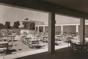 Andrej Szőnyi, Franz Wimmer, Václav Kolátor – Fotografie realizovaných stavieb. Kúpalisko Eva v Piešťanoch. Pohľad z terasy na záhradné sedenie 