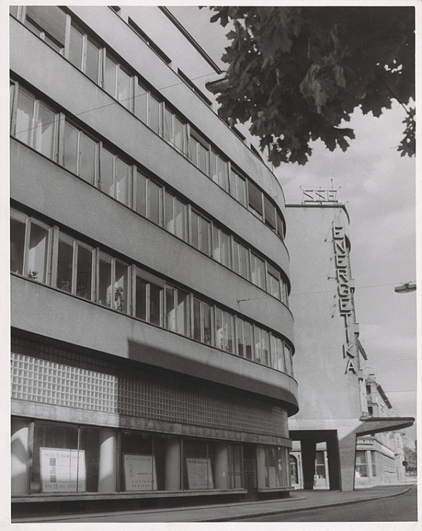 Ferdinand Čapka – Administratívna budova Slovenských elektrární v Žiline. Uličný pohľad s nápisom "Energetika".