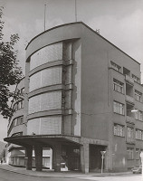 Ferdinand Čapka – Administratívna budova Slovenských elektrární v Žiline. Uličný pohľad na nárožie budovy. 