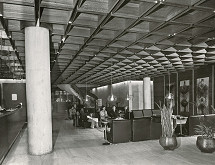 Ivan Matušík, Vojtech Vilhan, Rudolf Gaža, Viera Lichardová, Rajmund Müller – Obchodný dom Prior a hotel Kyjev v Bratislave. Interiér, pohľad na sedenie pri recepcii. 