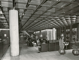 Ivan Matušík, Vojtech Vilhan, Rudolf Gaža, Viera Lichardová, Rajmund Müller – Obchodný dom Prior a hotel Kyjev v Bratislave. Interiér, pohľad na sedenie pri recepcii. 