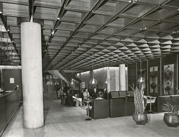 Ivan Matušík, Vojtech Vilhan, Rudolf Gaža, Viera Lichardová, Rajmund Müller – Obchodný dom Prior a hotel Kyjev v Bratislave. Interiér, pohľad na sedenie pri recepcii. 