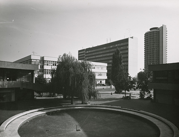 Ivan Matušík, Rajmund Müller – Obchodný dom Slimák v Bratislave. Pohľad od fontány. 