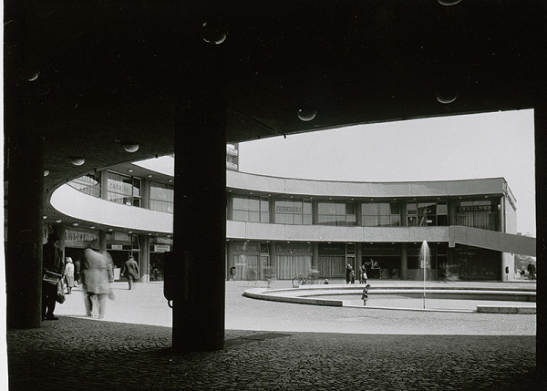 Ivan Matušík, Rajmund Müller – Obchodný dom Slimák v Bratislave. Pohľad na obchodné priestory s fontánou. 