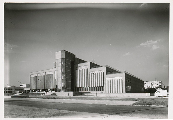 Ján Bahna, Ľubomír Mihálik, František Kalesný, Pavel Čížek, Peter Minarovič, Rajmund Müller – Obchodný dom v Bratislave – Ružinove. Celkový pohľad.