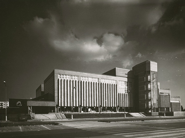 Ján Bahna, Ľubomír Mihálik, František Kalesný, Pavel Čížek, Rajmund Müller – Obchodný dom v Bratislave – Ružinove. Celkový pohľad 