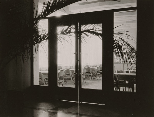 Ferdinand Čapka – Dom odborov v Žiline. Album fotografií. Priehľad cez sklenený vstup do bufetu. 