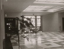 Ferdinand Čapka – Dom odborov v Žiline. Album fotografií. Pohľad cez zeleň do foyer na poschodí. 