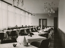 Ferdinand Čapka – Dom odborov v Žiline. Album fotografií. Jedáleň so vstupom v pozadí. 