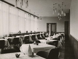 Ferdinand Čapka – Dom odborov v Žiline. Album fotografií. Jedáleň so vstupom v pozadí. 