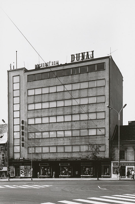 Christian Ludwig, Rajmund Müller – Obchodný dom Brouk a Babka v Bratislave. Celkový pohľad z námestia SNP. 