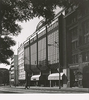 Ján Bahna, Peter Minarovič, Rajmund Müller – Dom odievania v Bratislave. Bočný pohľad z Námestia SNP 