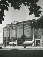 Ján Bahna, Peter Minarovič, Rajmund Müller – Dom odievania v Bratislave. Celkový pohľad z Námestia SNP 