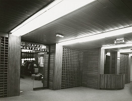 Rajmund Müller, Peter Minarovič, Ján Bahna, Ľubomír Mihálik, Peter Valach – Dom odievania v Bratislave. Pohľad na vstup do reštaurácie 