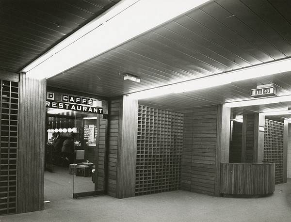 Rajmund Müller, Peter Minarovič, Ján Bahna, Ľubomír Mihálik, Peter Valach – Dom odievania v Bratislave. Pohľad na vstup do reštaurácie 