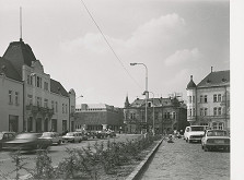 Ivan Matušík, Alena Morávková, Ján Bahna, Ľubomír Mihálik, Rajmund Müller – Obchodný dom Prior v Leviciach. Diaľkový pohľad. 