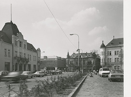 Ivan Matušík, Alena Morávková, Ján Bahna, Ľubomír Mihálik, Rajmund Müller – Obchodný dom Prior v Leviciach. Diaľkový pohľad. 