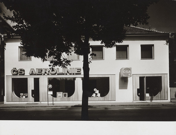 Rajmund Müller – Predajňa Československých aerolínií v Piešťanoch.  Uličný pohľad. 