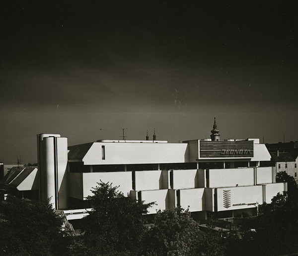 Rajmund Müller – Obchodný dom Jednota v Trnave. Diaľkový pohľad.  