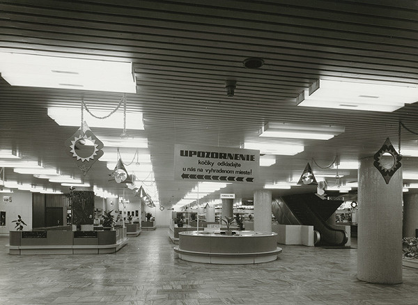Lumír Lýsek, Tomáš Gucfa, Rajmund Müller – Obchodný dom Jednota v Trnave. Pohľad do obchodných priestorov. 