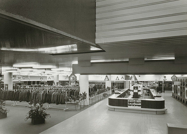 Lumír Lýsek, Tomáš Gucfa, Rajmund Müller – Obchodný dom Jednota v Trnave. Pohľad do obchodných priestorov s konfekciou. 