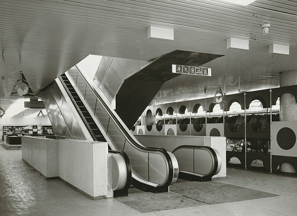 Rajmund Müller – Obchodný dom Jednota v Trnave. Pohľad na eskalátor. 