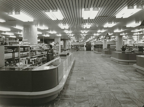 Lumír Lýsek, Tomáš Gucfa, Rajmund Müller – Obchodný dom Jednota v Trnave. Pohľad do obchodných priestorov. 